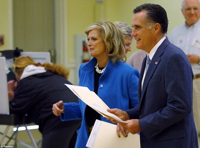Ứng cử viên Mitt Romney và vợ bỏ phiếu tại quê nhà Belmont, Massachusetts.